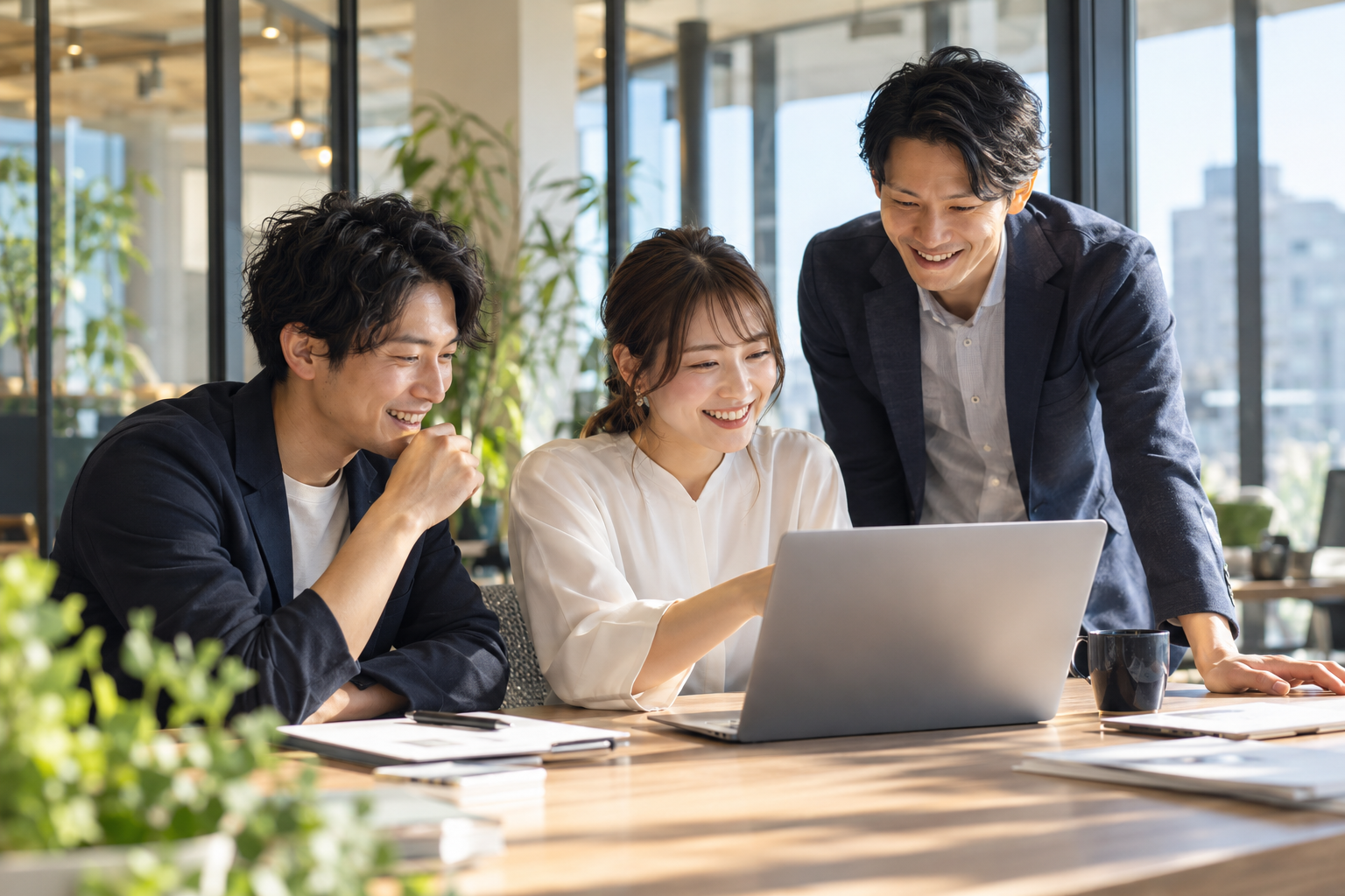 チームで話し合う企業のメンバー